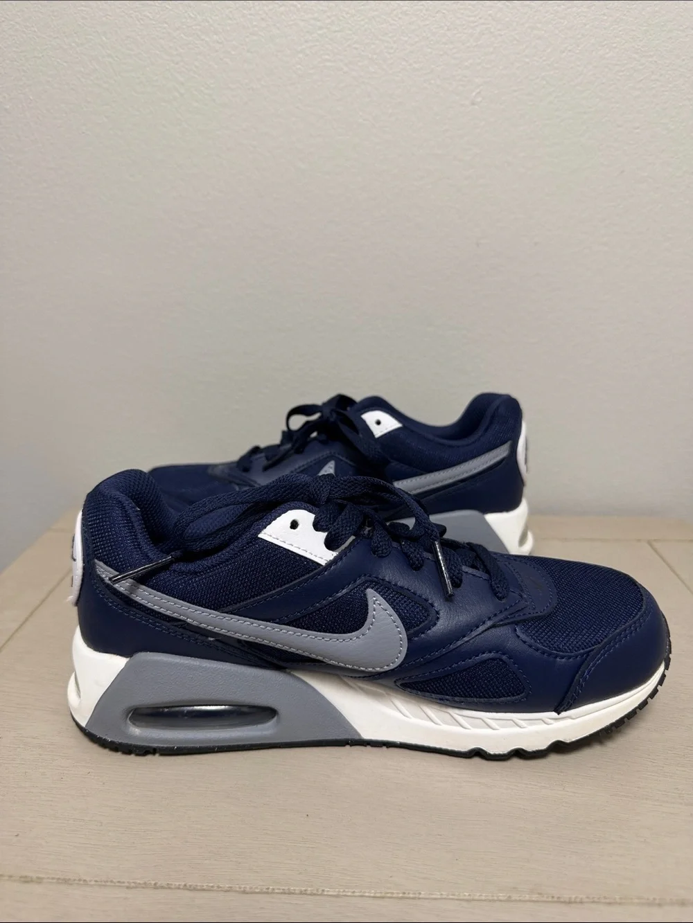 Athletic Nike Air Max Ivo GS Navy Blue Grey White Sneakers Boys Youth Size 4Y